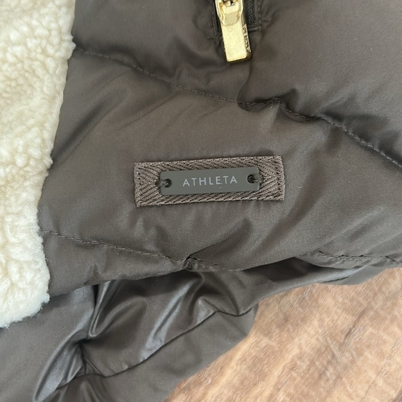 Athleta Responsible Down Tundra Sherpa Puffer Vest Womens Size Medium - Picture 6 of 14